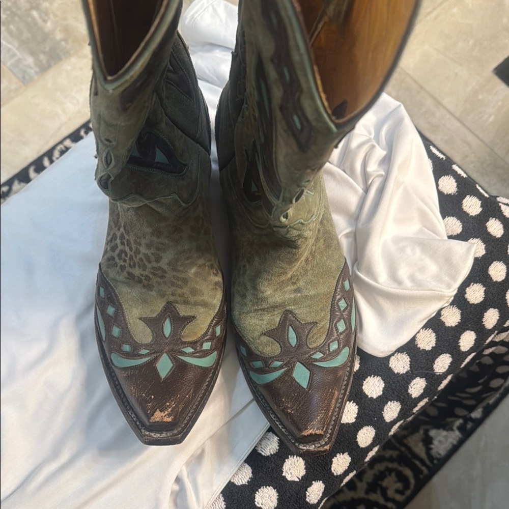 Old Gringo distressed heel and toes. Turquoise color with brown.